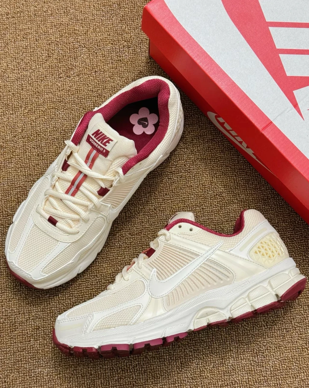 Nike Air Zoom Vomero5 米黃 小花 櫻桃紅 HF0737-111
