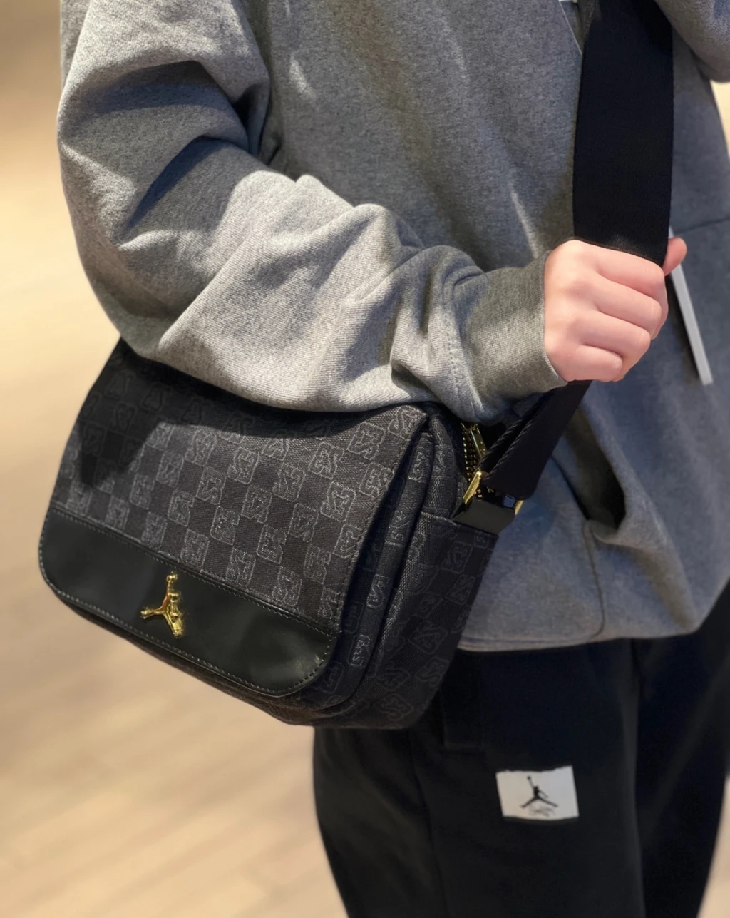 隊長同款 Jordan編織滿版 側背包長22.5cm 寬8.9cm 高17.8cm