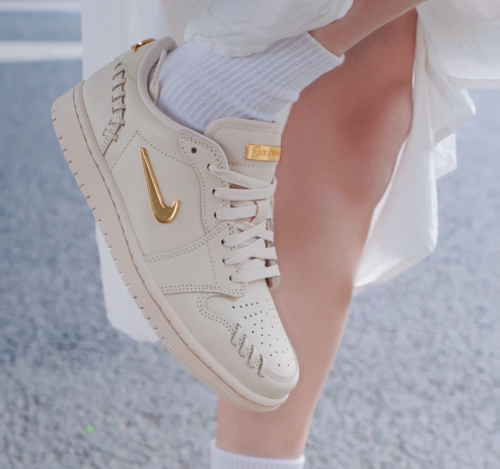 Nike Air Jordan 1 Low 米灰金標 FN5032-200