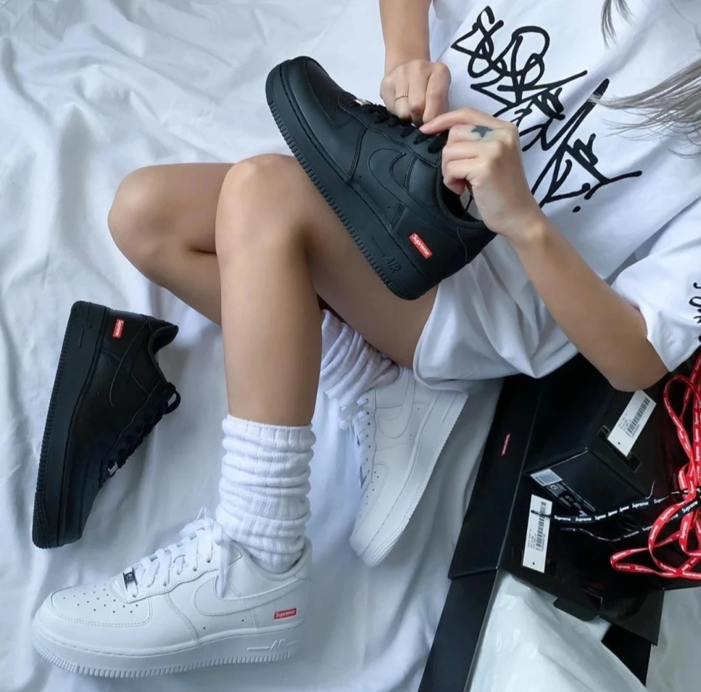 Supreme x Air Force 1 黑/白