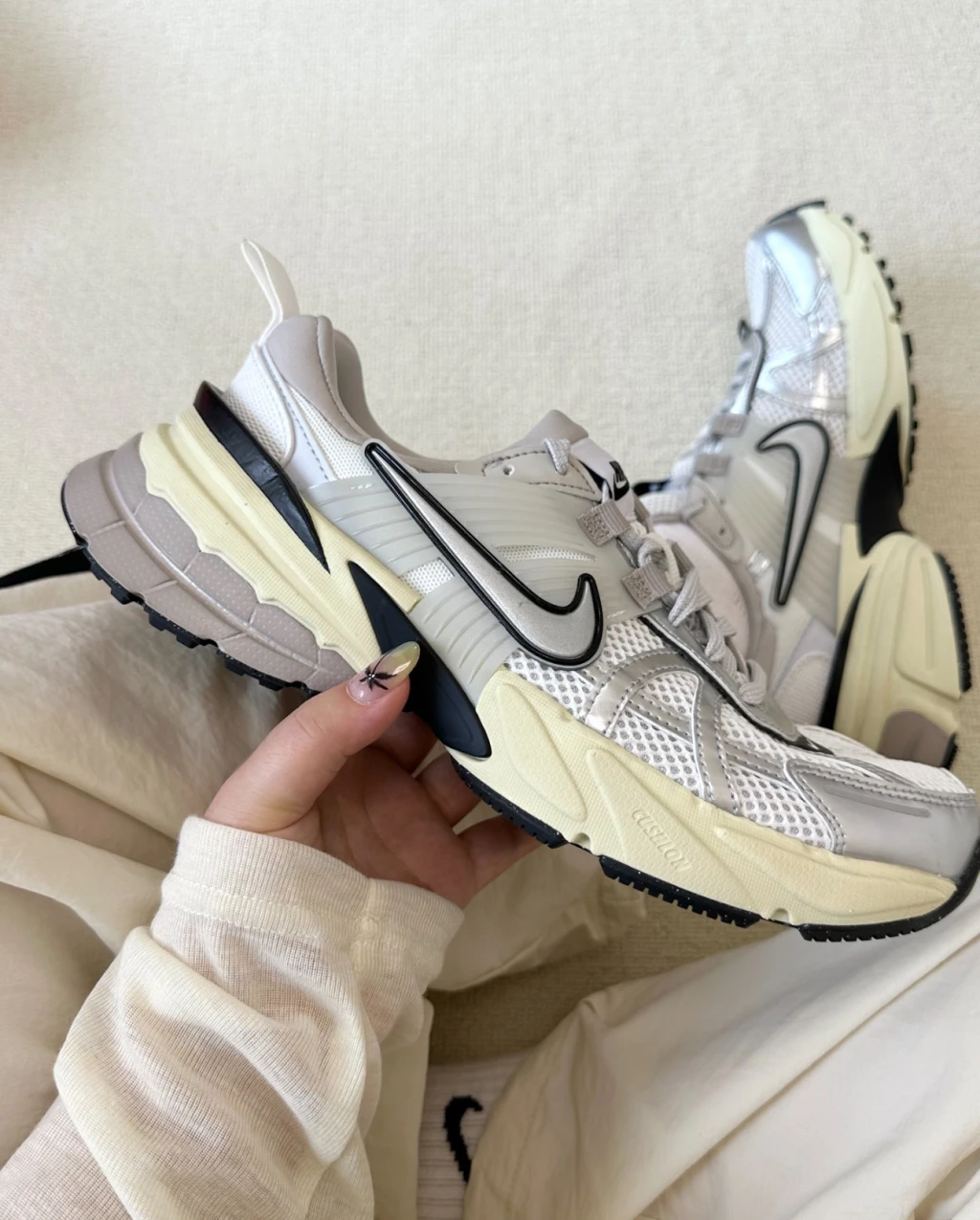 Nike V2K RUN 灰銀奶油底