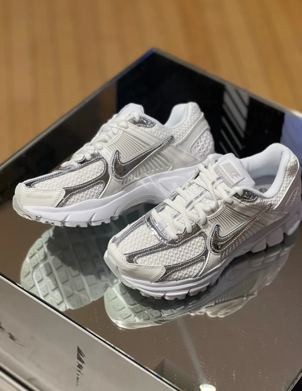 Nike Air Zoom Vomero 5 白銀色 HF7723-100