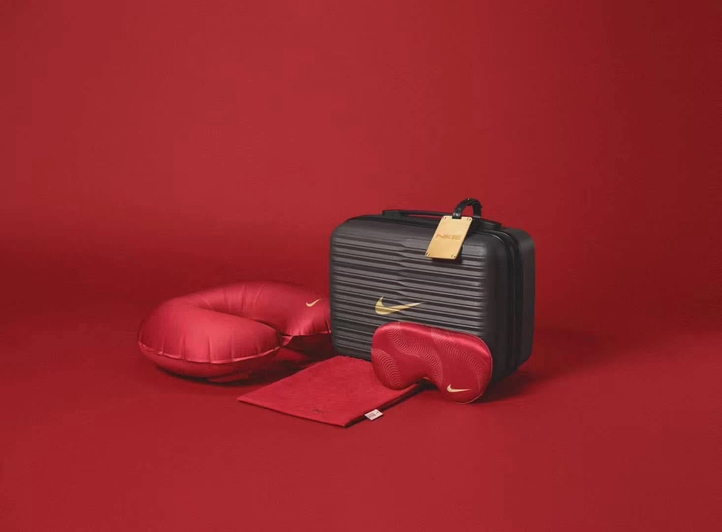 NIKE新年限定禮包 內含（ 行李吊牌 頸枕 眼罩 收納袋 硬殼手提箱）