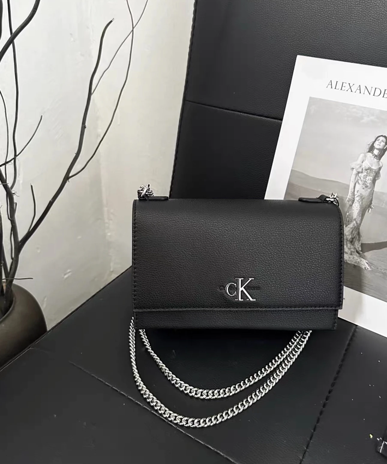 CALVIN KLEIN 字母Logo 翻蓋鏈條⛓️包 黑色