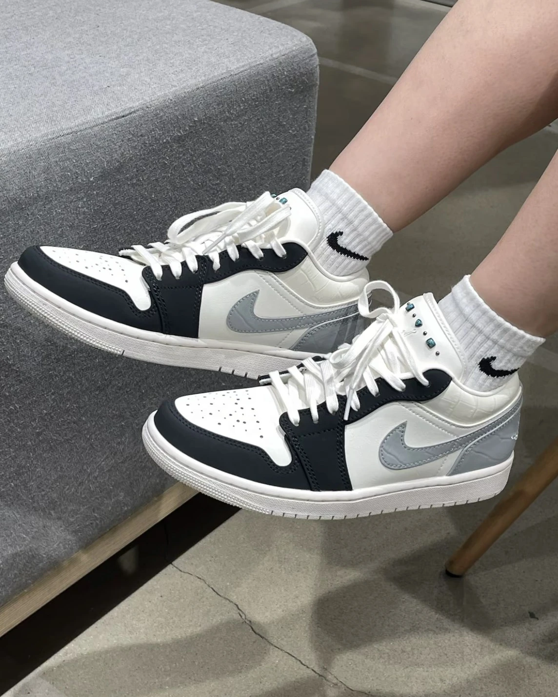 NIKE AIR JORDAN 1 LOW 綠松石 白黑灰 IO2242-101
