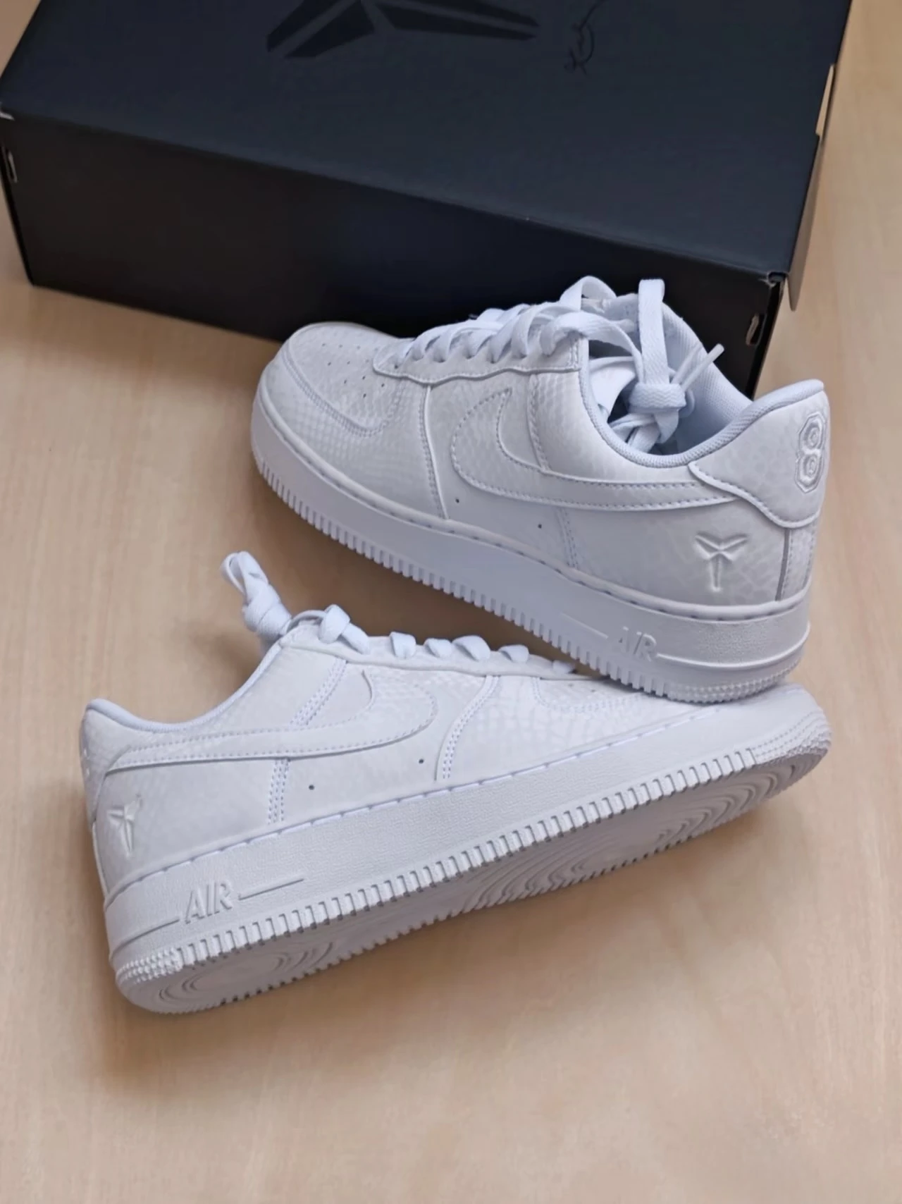 【低調細節感滿滿】KOBE x NIKE AIR FORCE 1 FOREVER 白 曼巴 IB0018-100