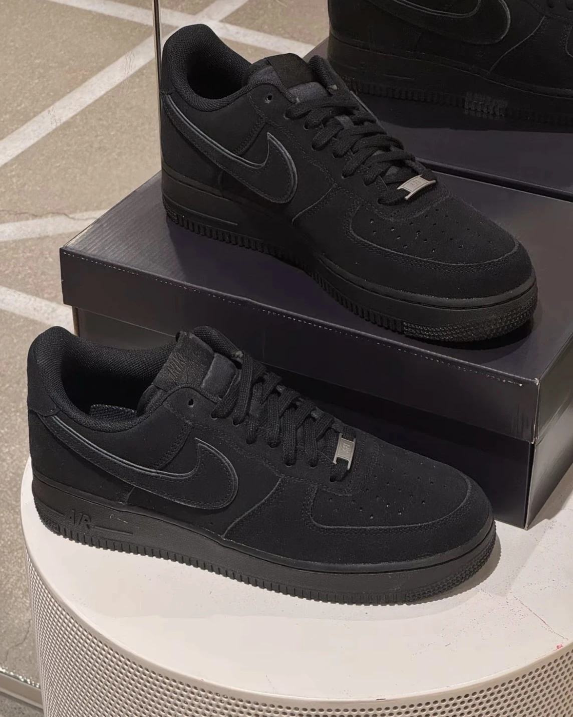NIKE AIR FORCE 1 "Black Cat" 黑豹 麂皮 全黑(HQ1966-002)