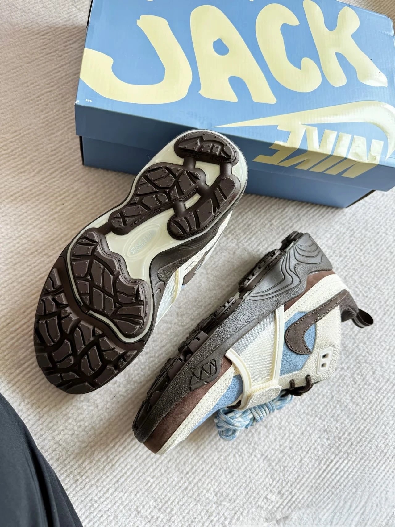 TRAVIS SCOTT x NIKE ZOOM FIELD JAXX Leche Blue 深淺摩卡藍 HQ3072-400