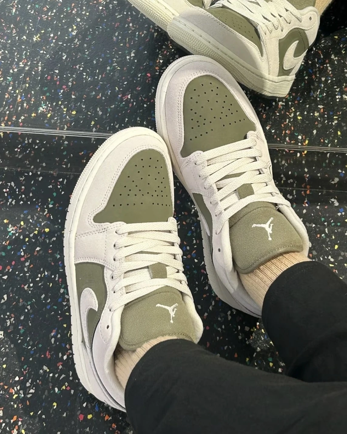 <平替登場> NIKE AIR JORDAN 1 LOW "Medium Olive"反轉 米綠 麂皮(HV4396-201 HV4089-201)