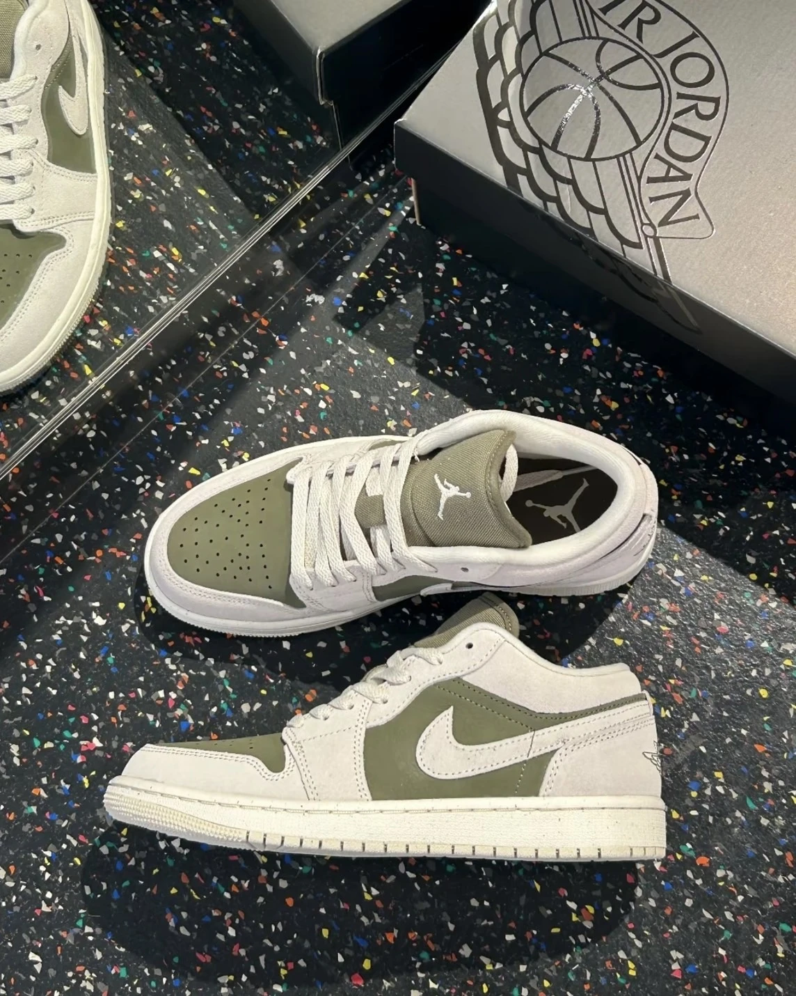 <平替登場> NIKE AIR JORDAN 1 LOW "Medium Olive"反轉 米綠 麂皮(HV4396-201 HV4089-201)