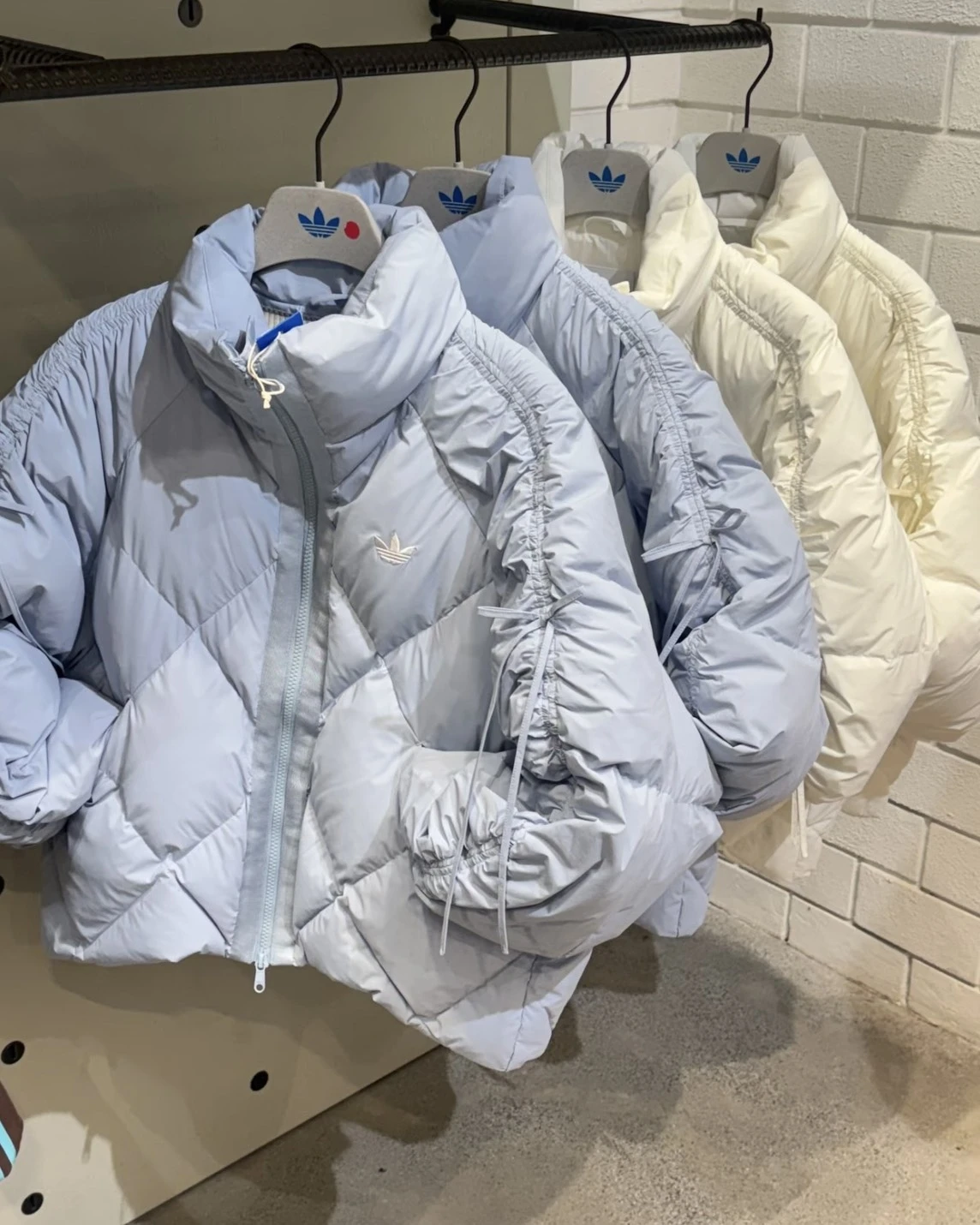 <國外限定✨>ADIDAS ORIGINALS FW25 BOW COM 蝴蝶結綁帶 菱格紋 短版 羽絨服(KC2612/KC2611)