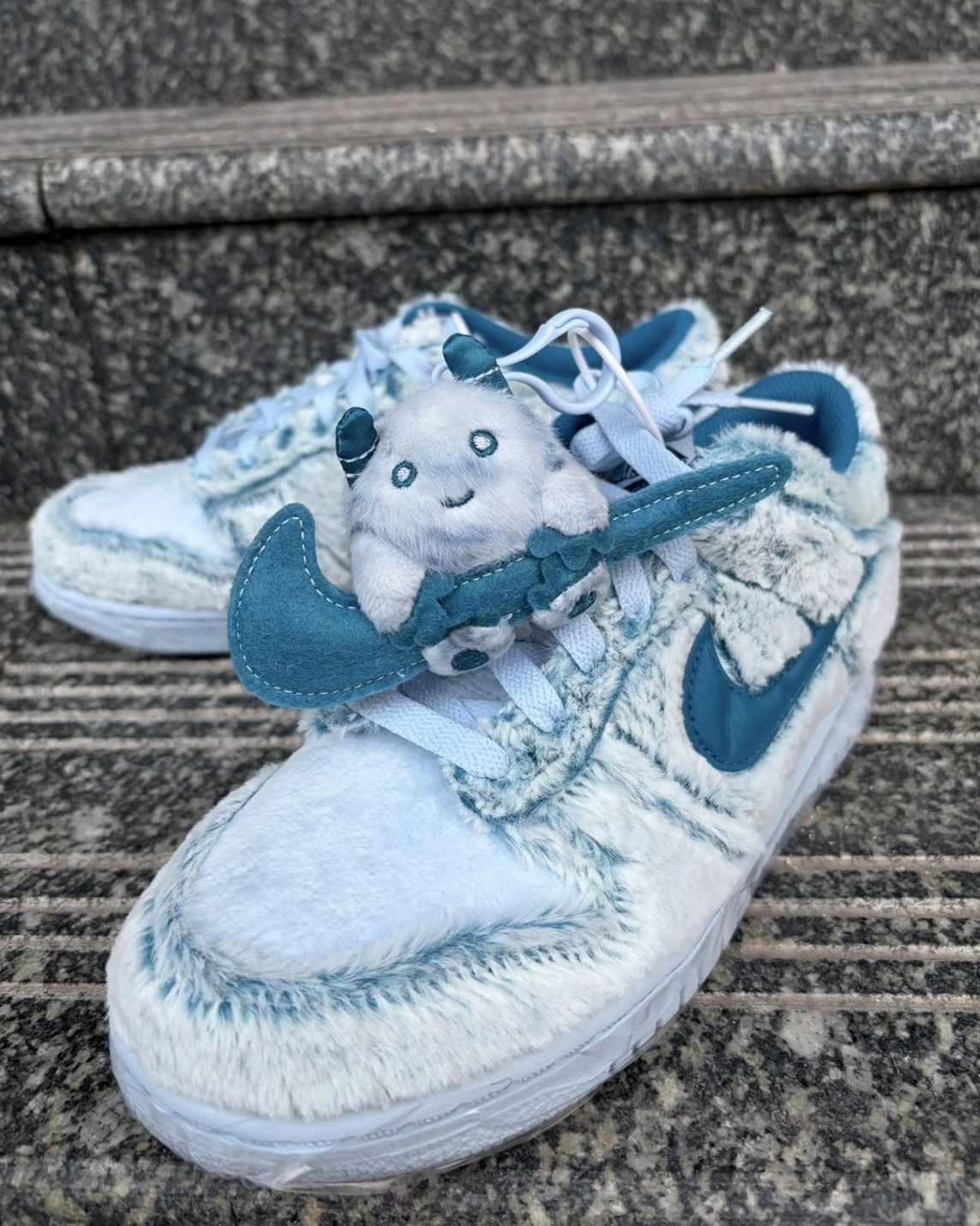 <國外限定>NIKE DUNK LOW GS 大童款 雪人限定 雪寶吊飾 絨毛 冰藍(IM7171-301)