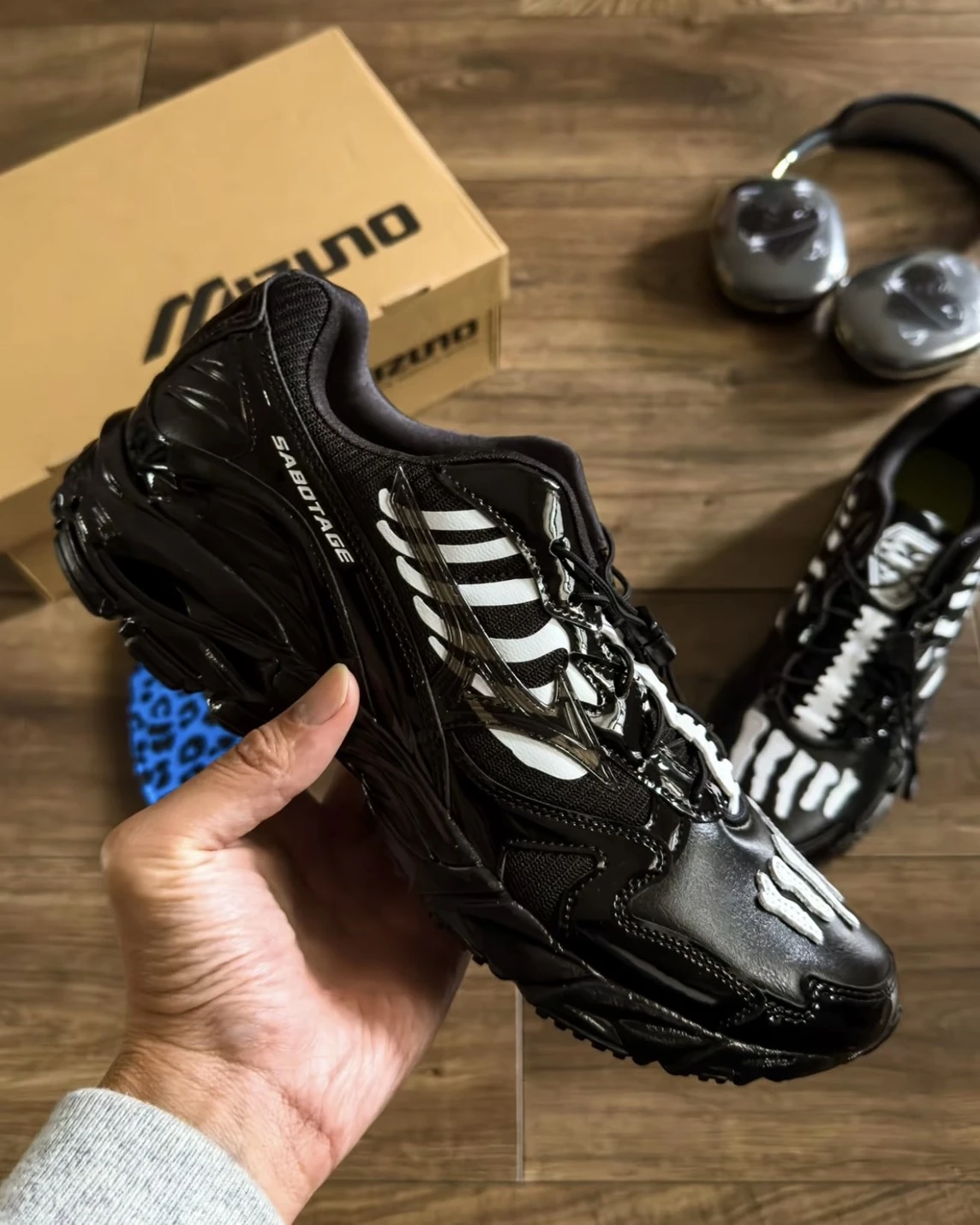 SBTG x Mizuno Wave Rider 10 美津濃 設計師聯名款 黑白 骨骸鞋 黑魂 D1GD252601
