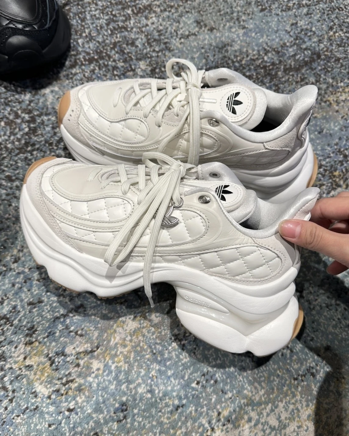 國外限定>Adidas Originals Ozvenuz 浮蝶鞋奶茶小香風菱格紋厚底老爹鞋