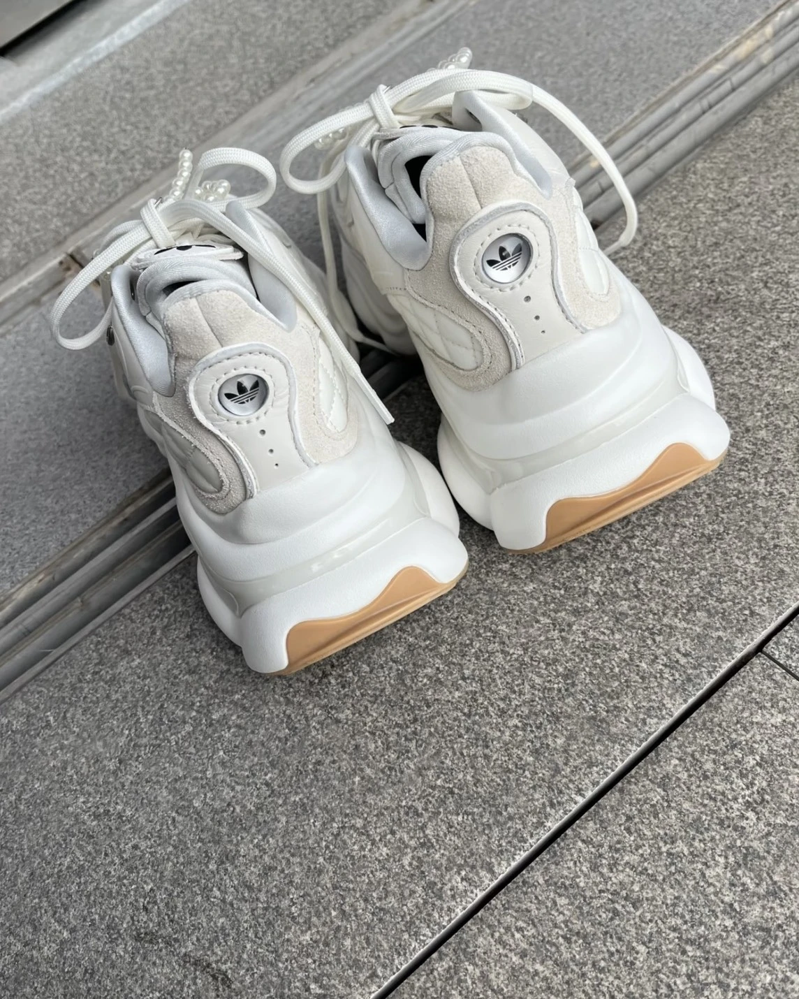 國外限定>Adidas Originals Ozvenuz 浮蝶鞋奶茶小香風菱格紋厚底老爹鞋