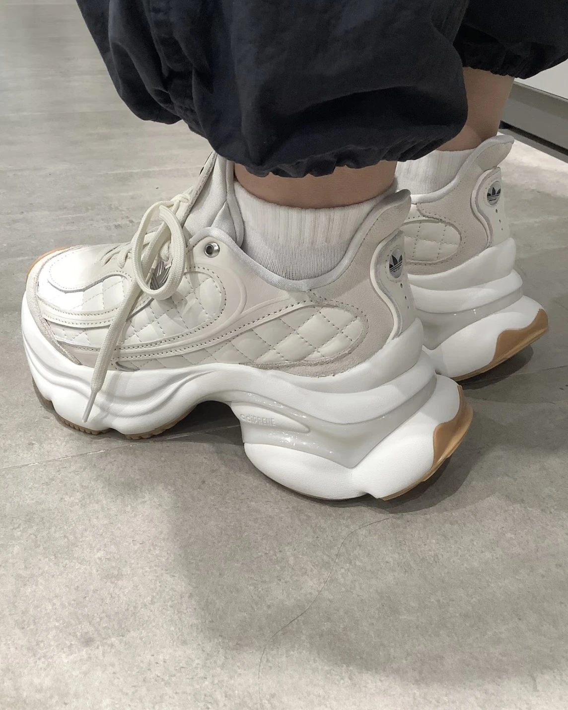 國外限定>Adidas Originals Ozvenuz 浮蝶鞋奶茶小香風菱格紋厚底老爹鞋