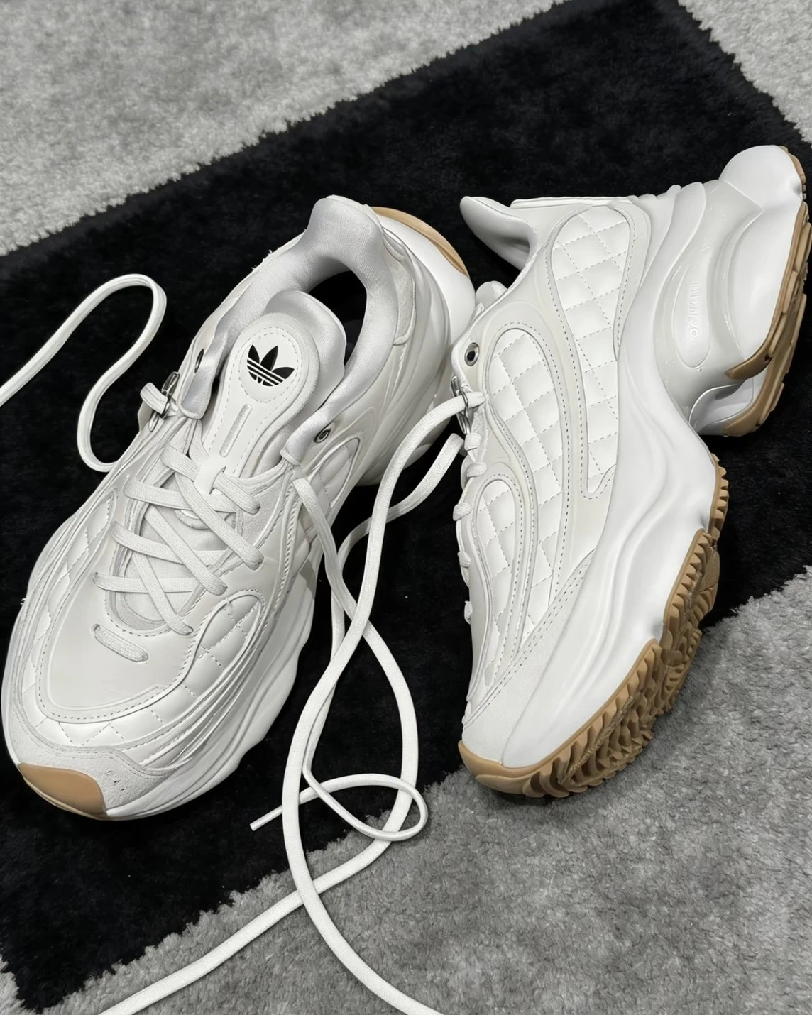 國外限定>Adidas Originals Ozvenuz 浮蝶鞋奶茶小香風菱格紋厚底老爹鞋