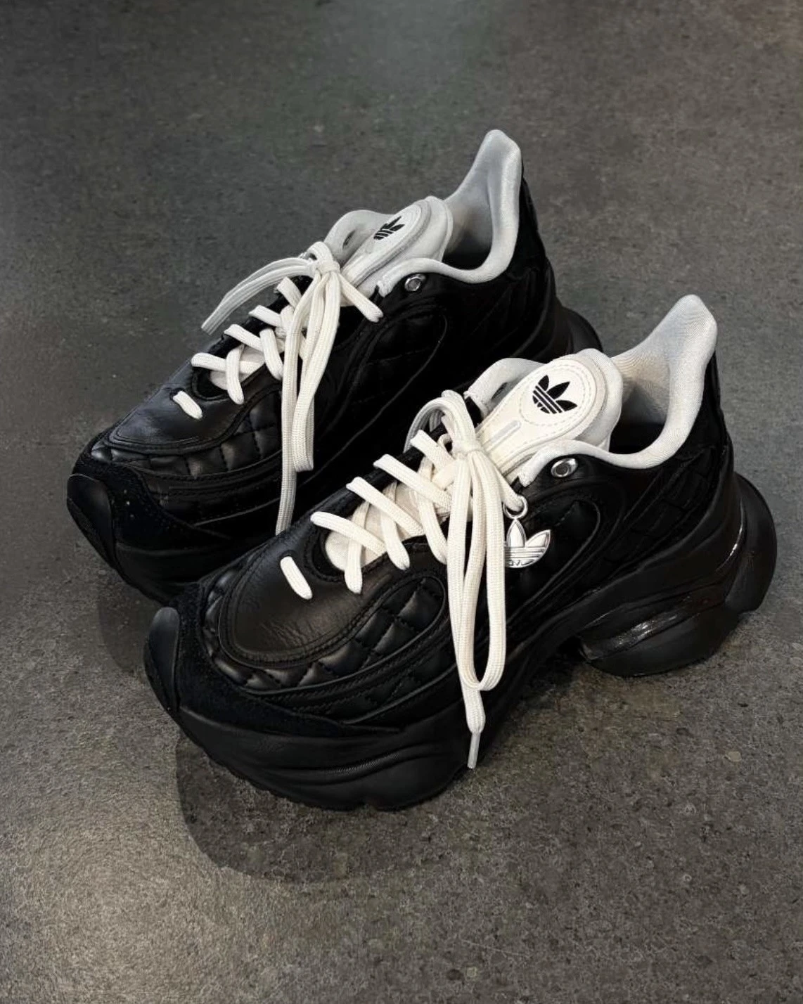 <國外限定>Adidas Originals Ozvenuz 浮蝶鞋 黑白 小香風 菱格紋 厚底 老爹鞋 KJ3972