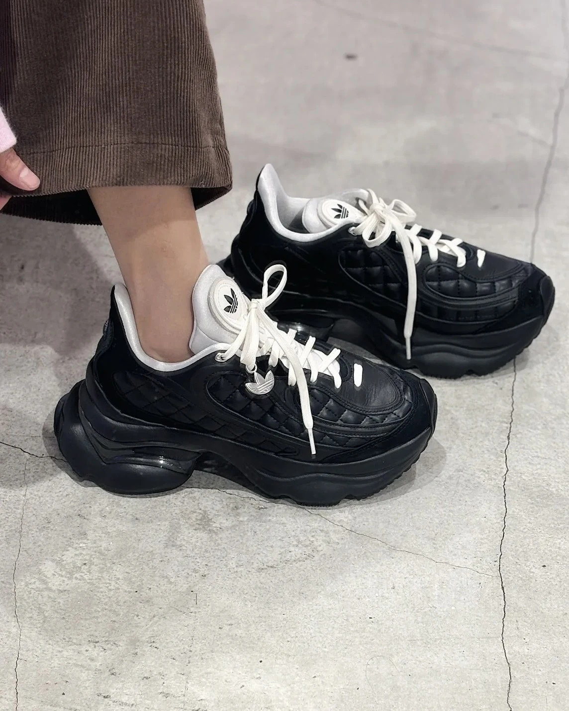 <國外限定>Adidas Originals Ozvenuz 浮蝶鞋 黑白 小香風 菱格紋 厚底 老爹鞋 KJ3972