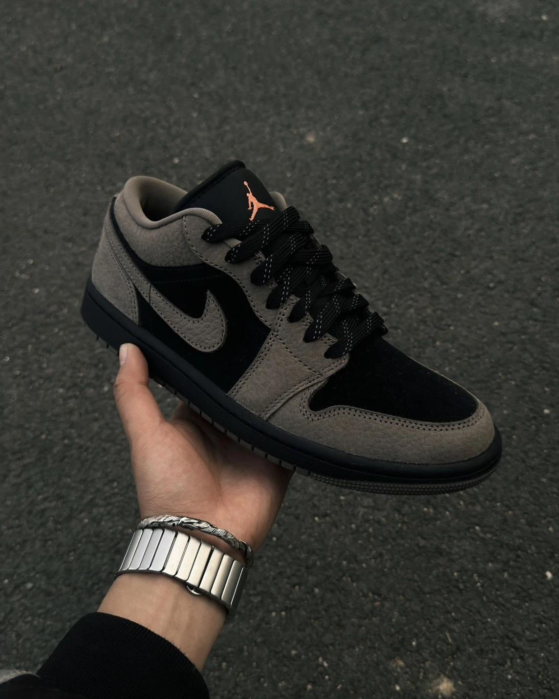 Nike Air Jordan 1 Low “Olive Grey” Brings Back 麂皮拼接 摩卡深棕 IB7109-005/IB7111-005