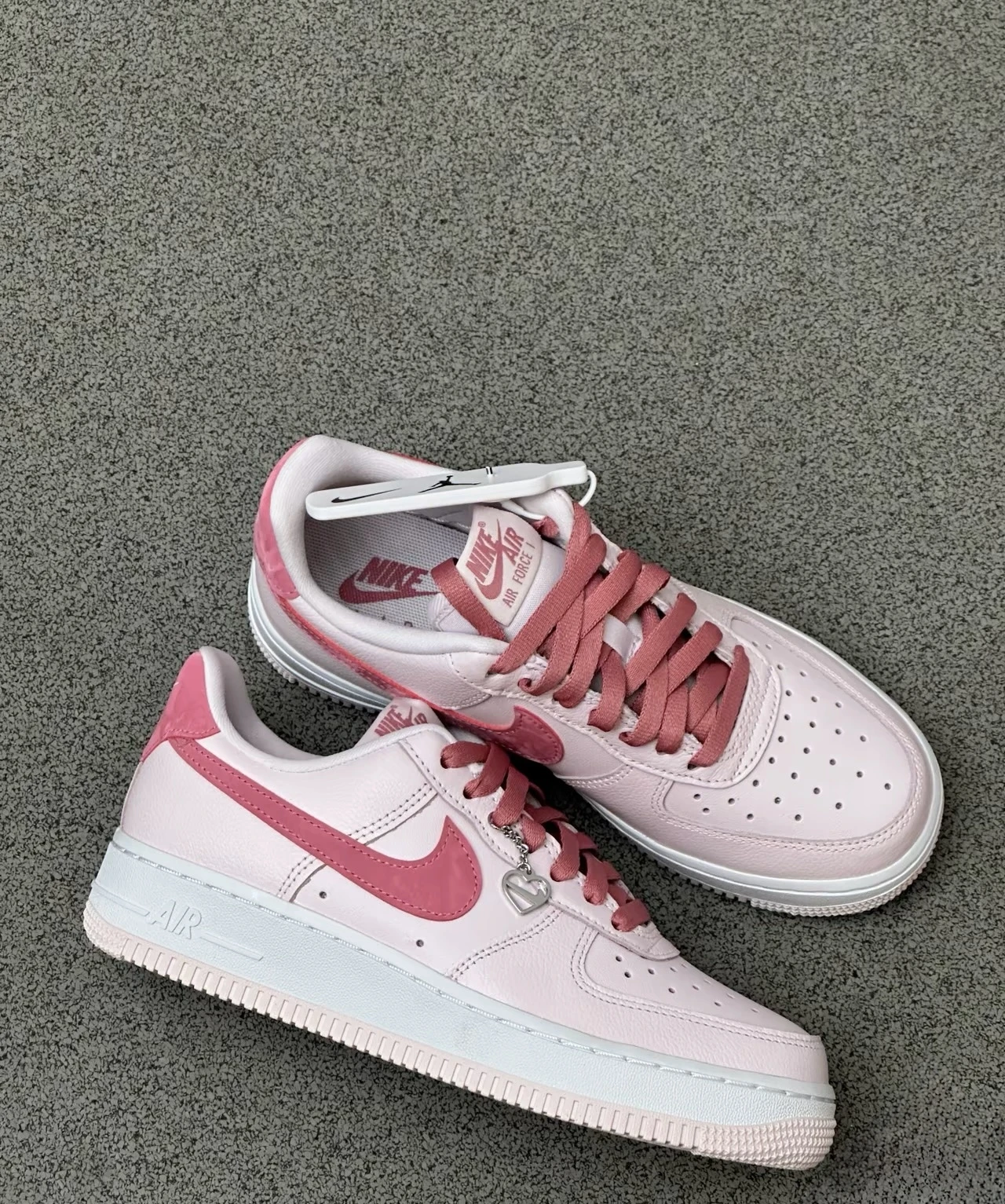 NIKE AIR FORCE 1 情人節限定 粉色 愛心吊飾 IO8755-600