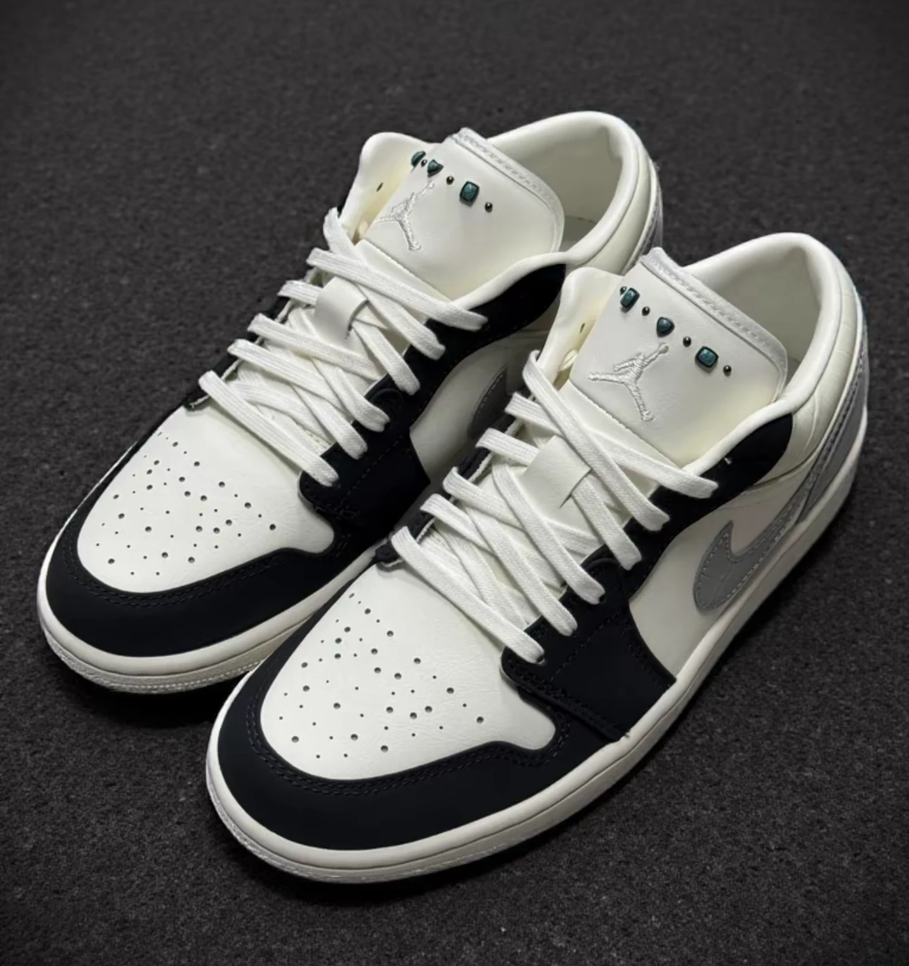 NIKE AIR JORDAN 1 LOW 綠松石 白黑灰 IO2242-101