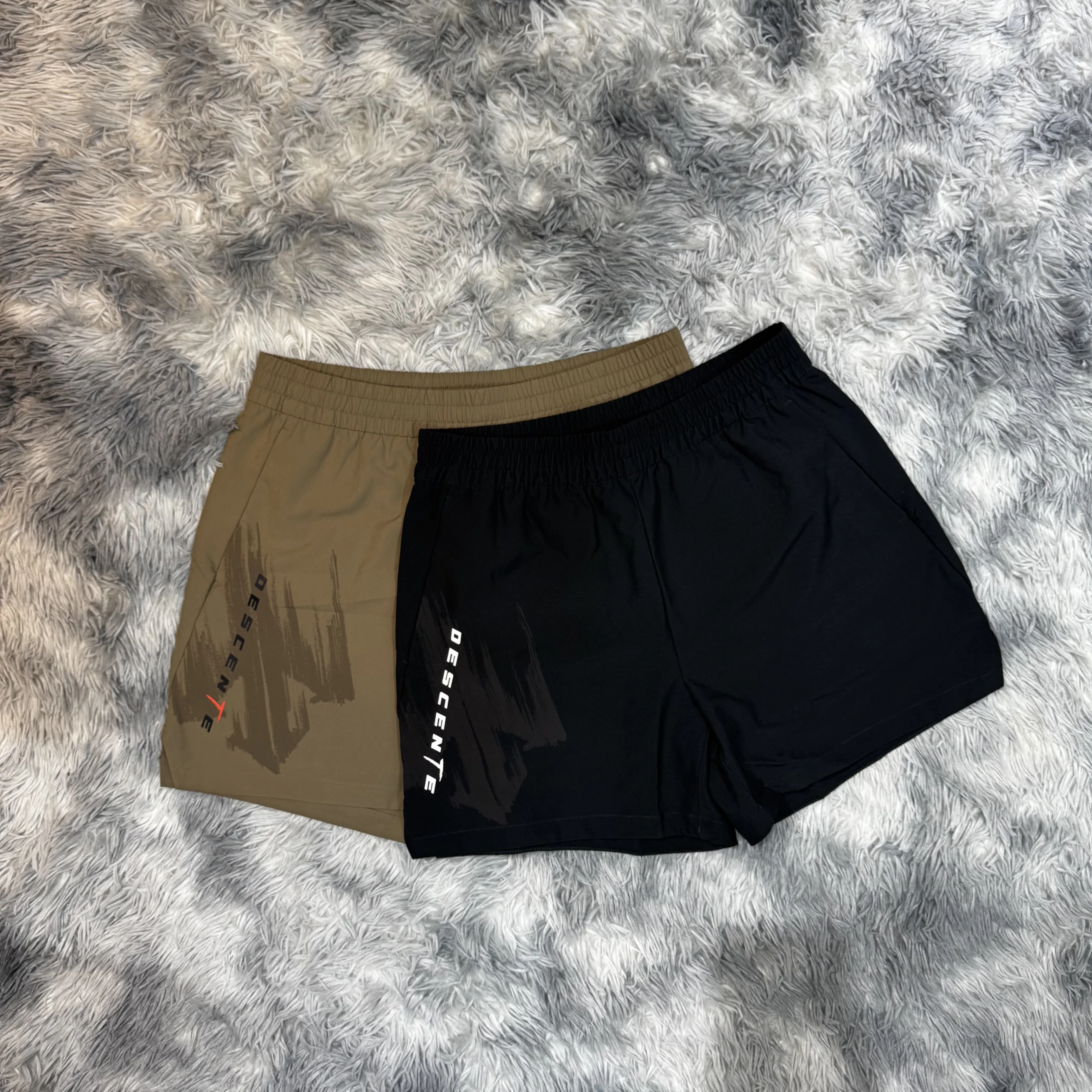 DESCENTE 迪桑特 26SS 前漸層大標文字 後小標 短褲