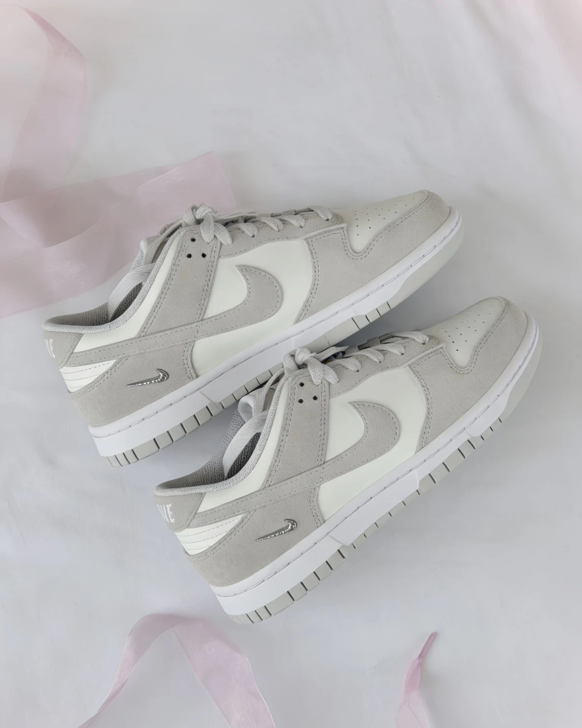 NIKE DUNK LOW 麂皮 淡灰白 金屬小鈎 女款 IO4244-105