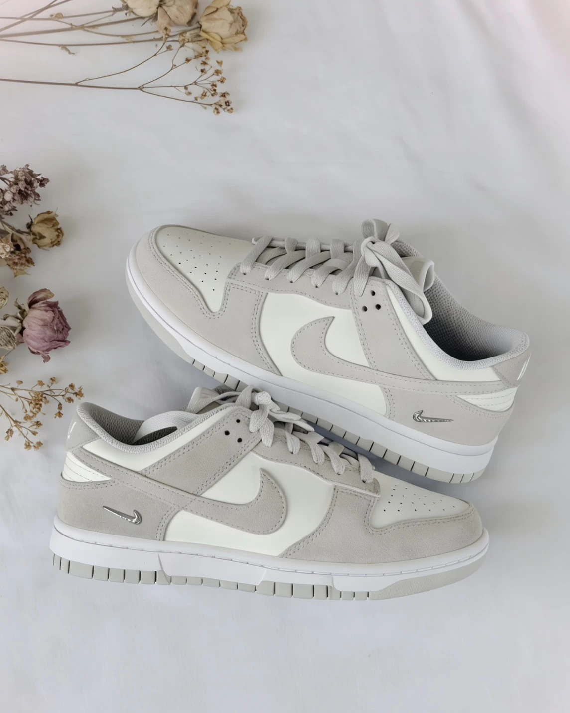 NIKE DUNK LOW 麂皮 淡灰白 金屬小鈎 女款 IO4244-105