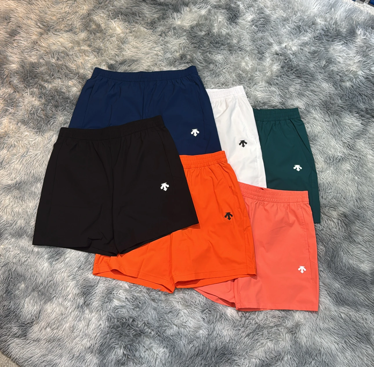 DESCENTE 迪桑特 26SS 防水尼絨短褲 小Logo 短褲 膝上