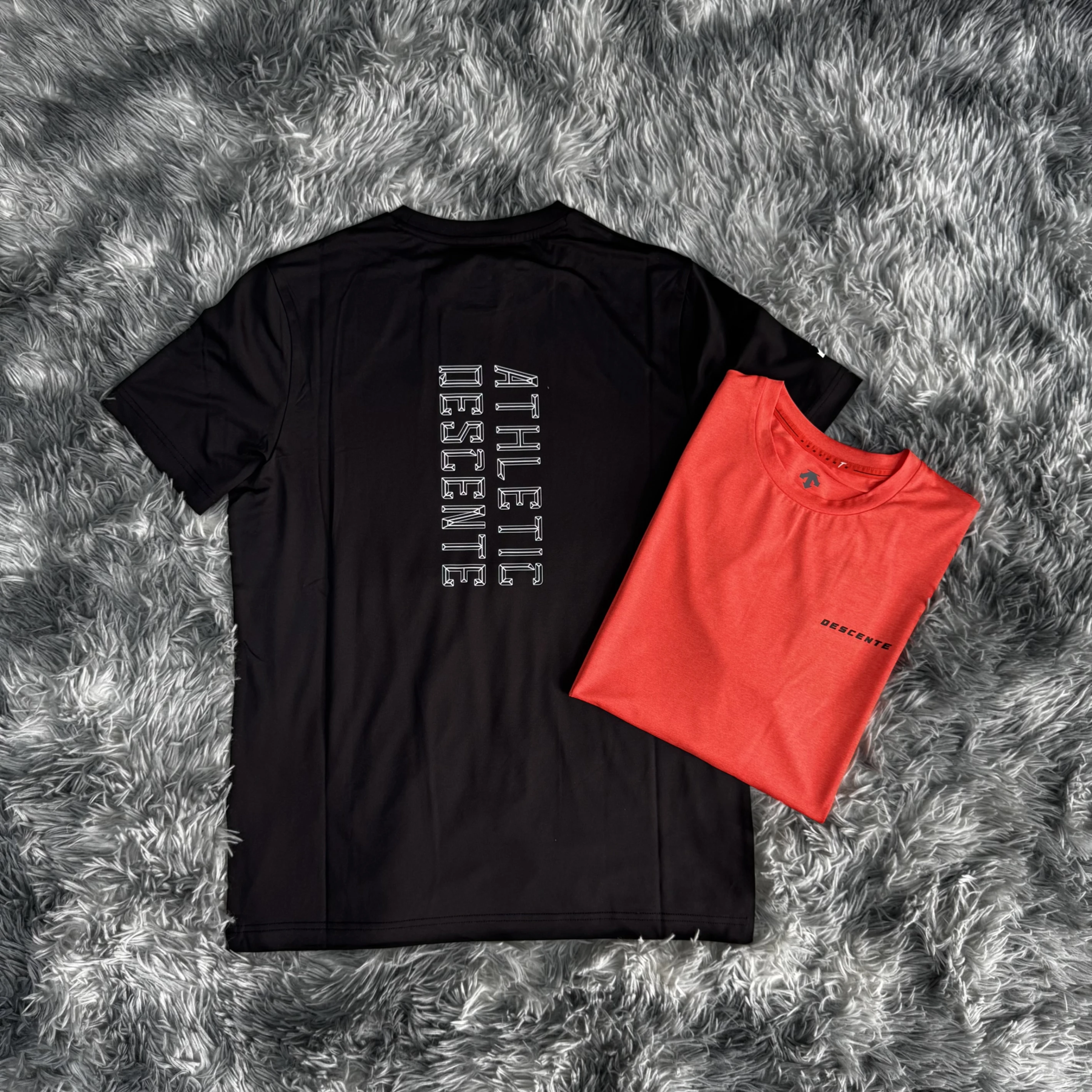 DESCENTE 迪桑特 26SS 胸前文字 手臂小標 背後文字LOGO 運動涼感材質