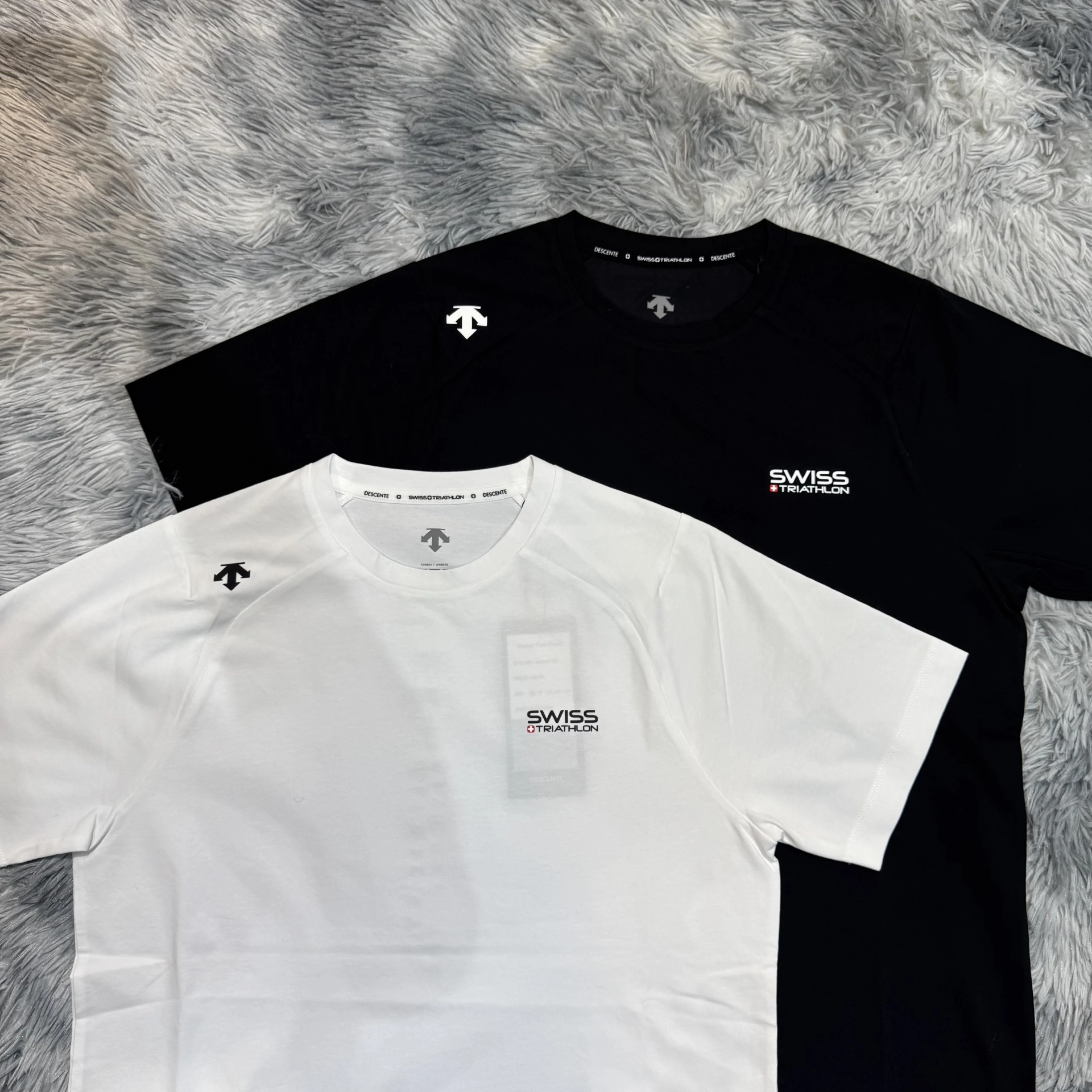 DESCENTE 迪桑特 26SS 瑞士滑雪 聯名款 小標 胸前文字 背後文字LOGO 運動涼感材質 短袖