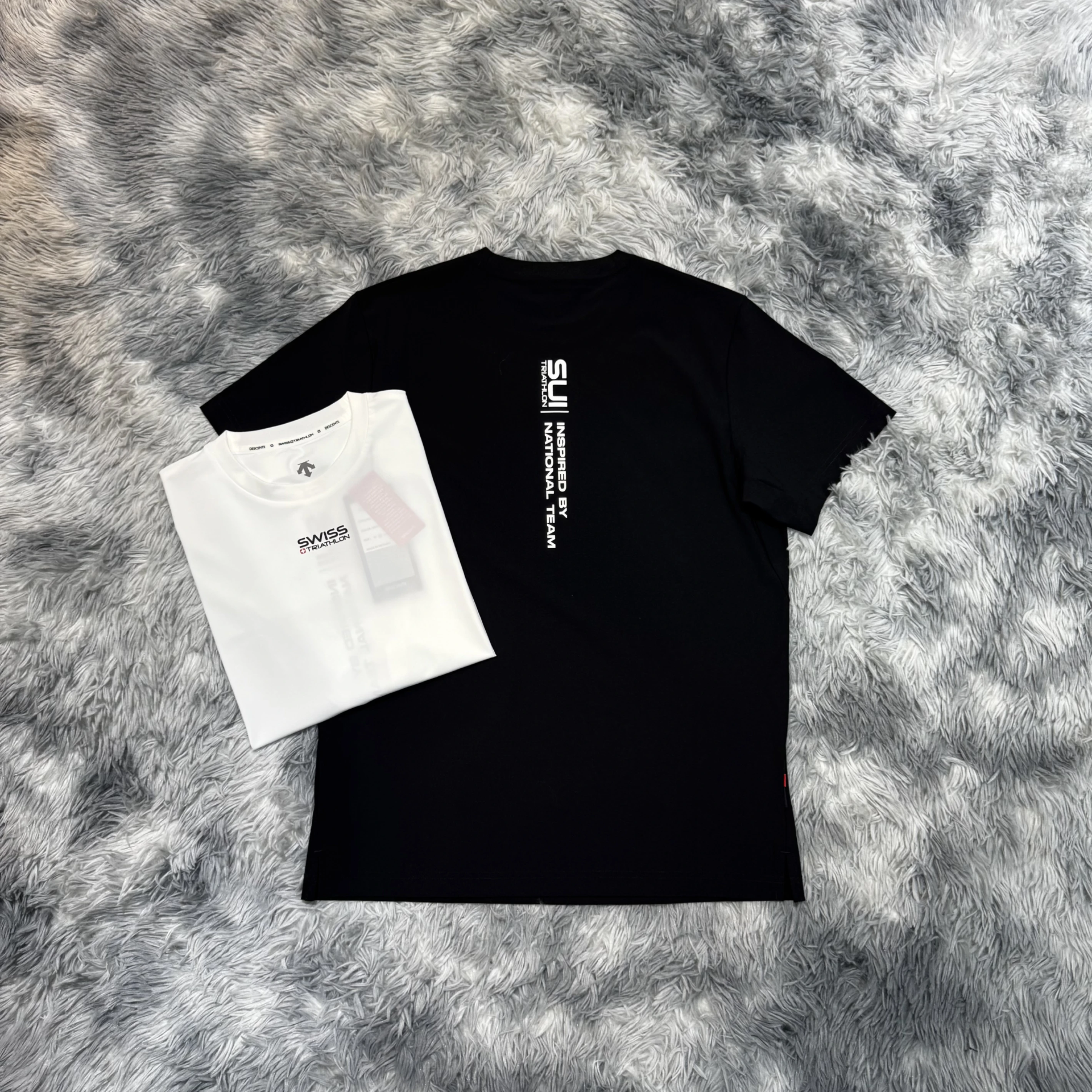 DESCENTE 迪桑特 26SS 瑞士滑雪聯名款 中間文字 後文字排列 運動涼感材質短袖