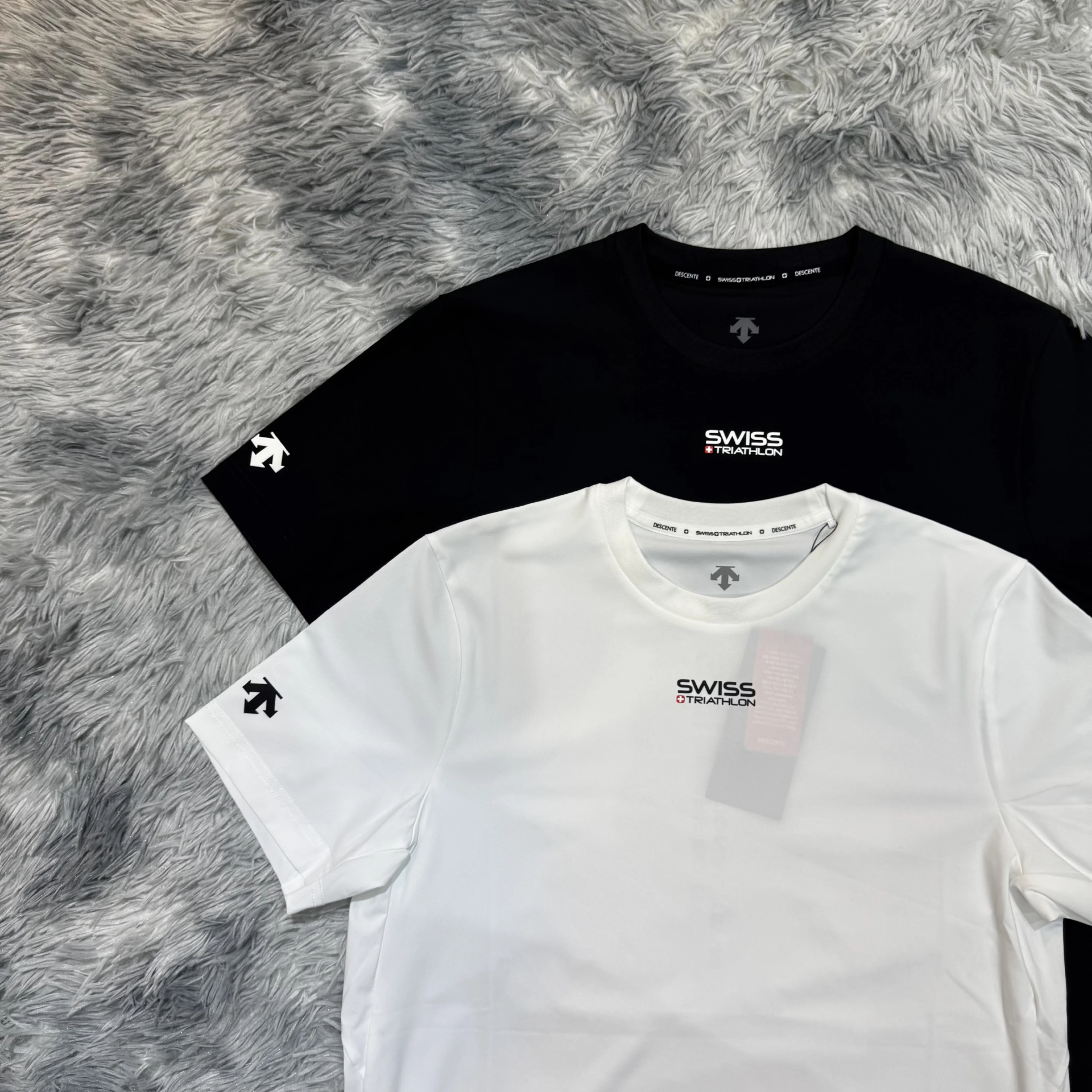 DESCENTE 迪桑特 26SS 瑞士滑雪聯名款 中間文字 後文字排列 運動涼感材質短袖