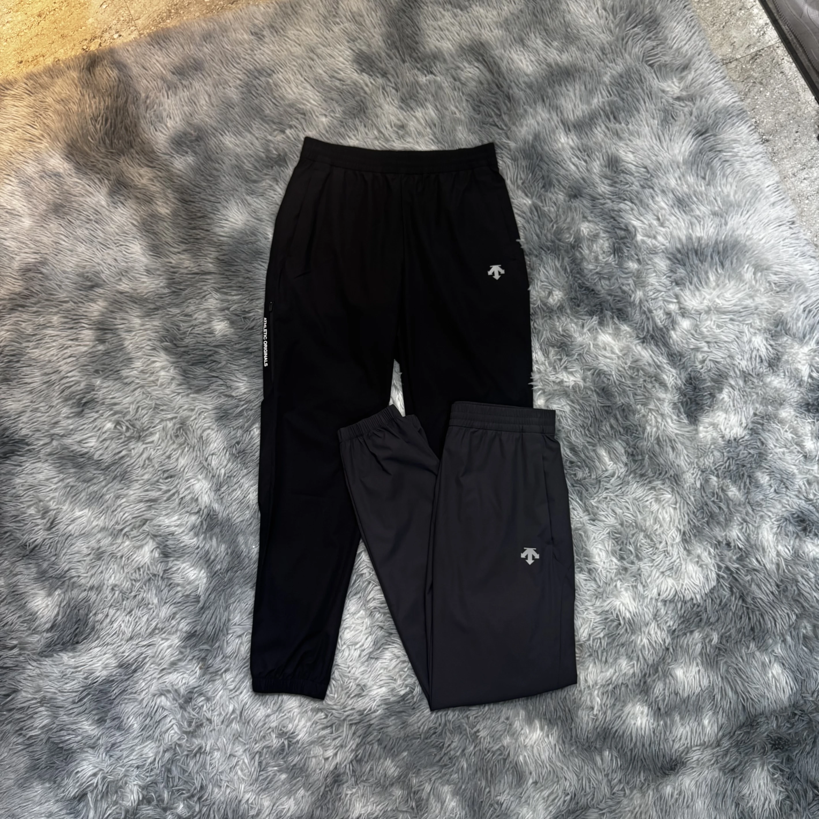 DESCENTE 迪桑特 26SS 口袋拉鏈 側邊文字LOGO 風衣防水材質 長褲 RPT22