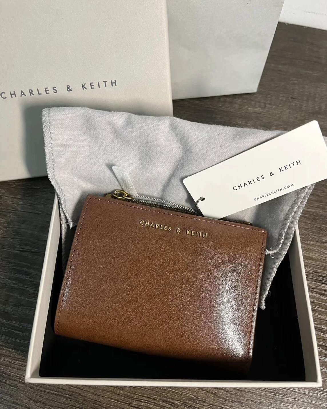 CHARLES & KEITH 小CK 簡約多卡位兩折短夾(兩色可選)