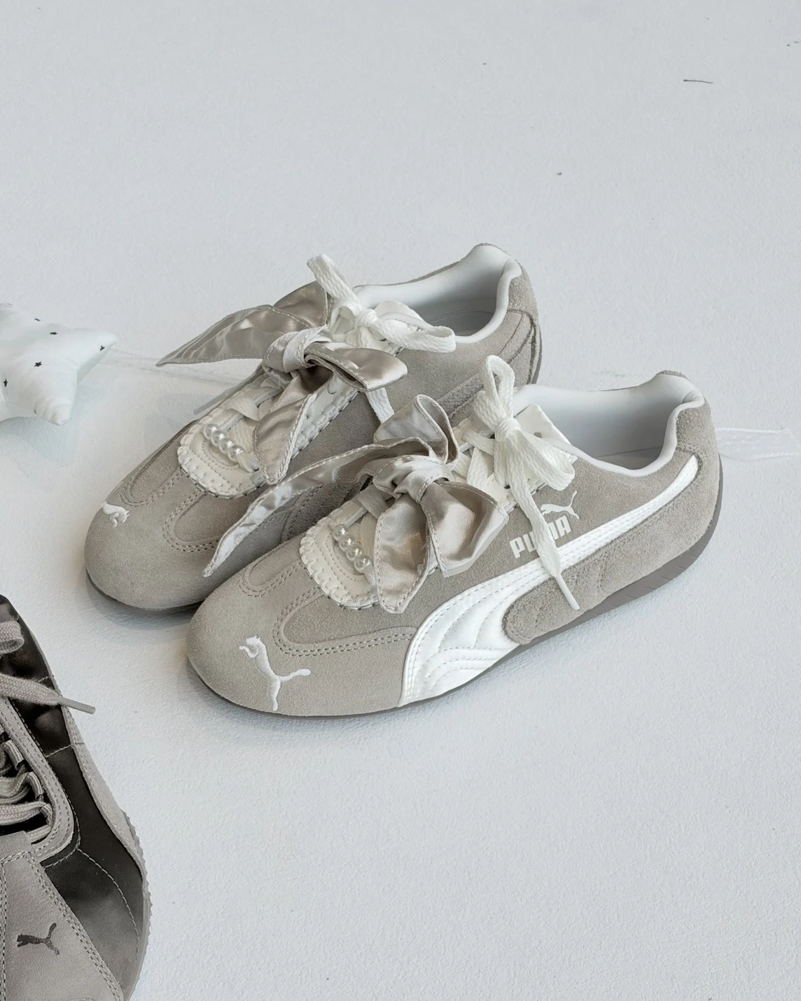 PUMA Speedcat Bloom 珍珠緞帶蝴蝶結 賽車鞋 奶灰 410083-01