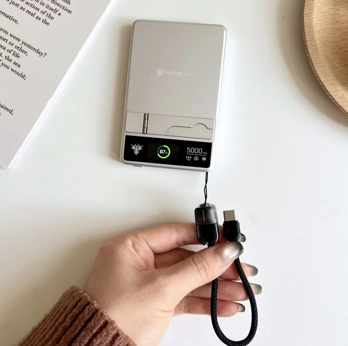 鋁合金半固態行動電源 磁吸式 快充支架二合一 螢幕數顯 Type-C 行動充 手機立架 行動電源 更安全 更耐用