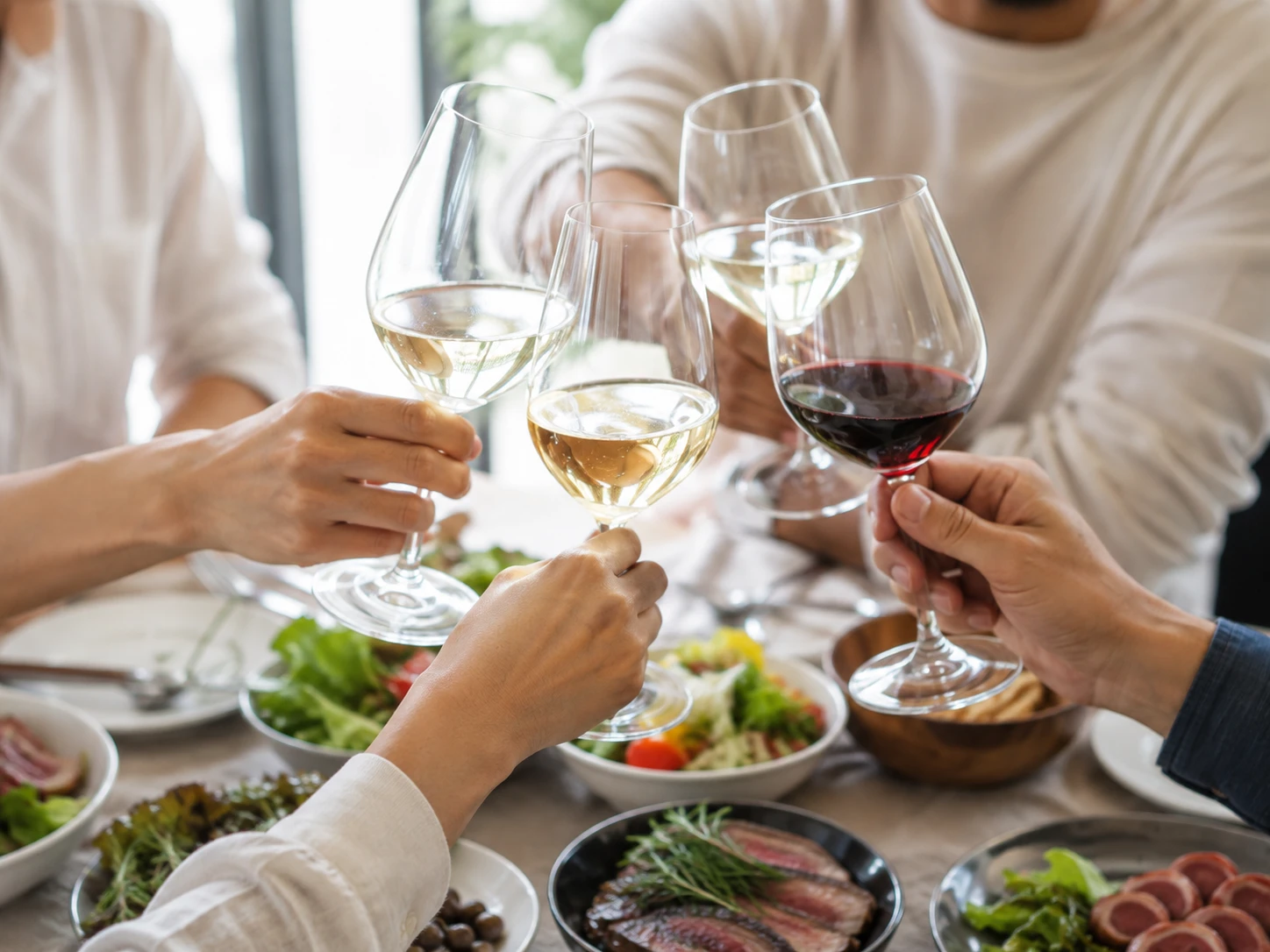 聚餐飲酒時，酒類種類、飲用量與同餐食物，都可能影響飲酒後的血糖變化。