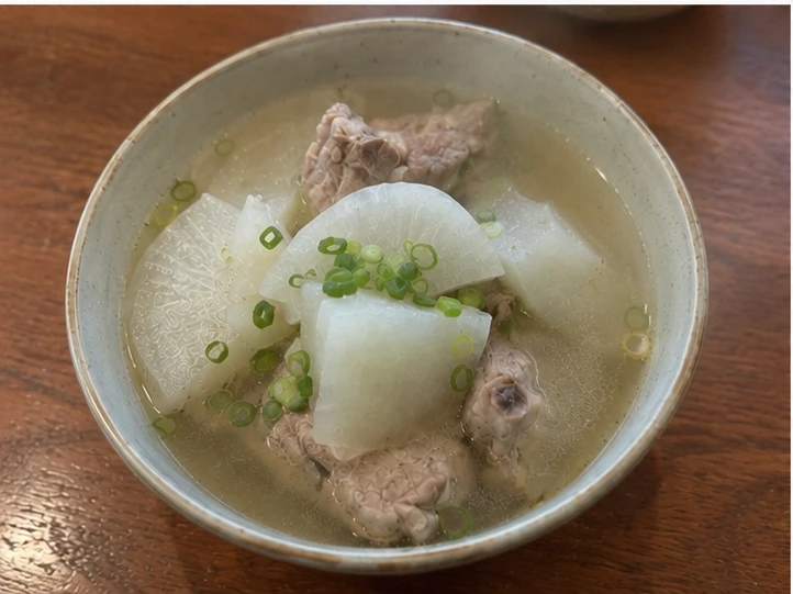 白蘿蔔排骨湯可作為日常湯品，排骨會額外提供蛋白質與脂肪，料理時也可留意湯中的油脂與鈉含量。&nbsp;