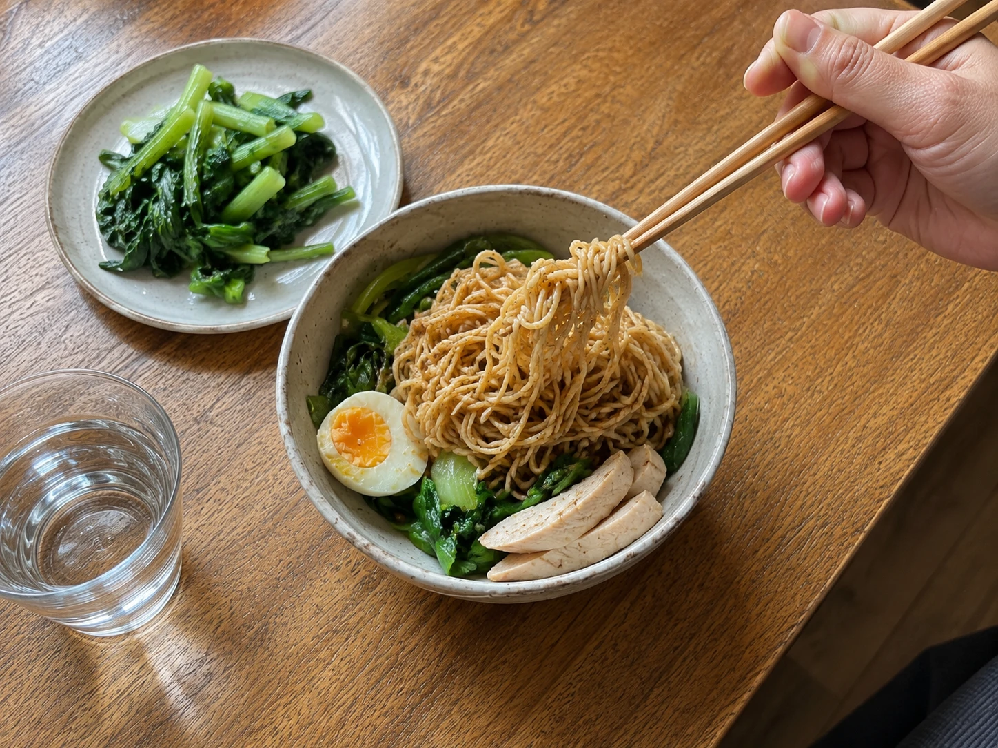 拌麵可視為一餐中的主食，搭配蔬菜與蛋白質食物，有助於掌握整餐的食物比例。&nbsp;