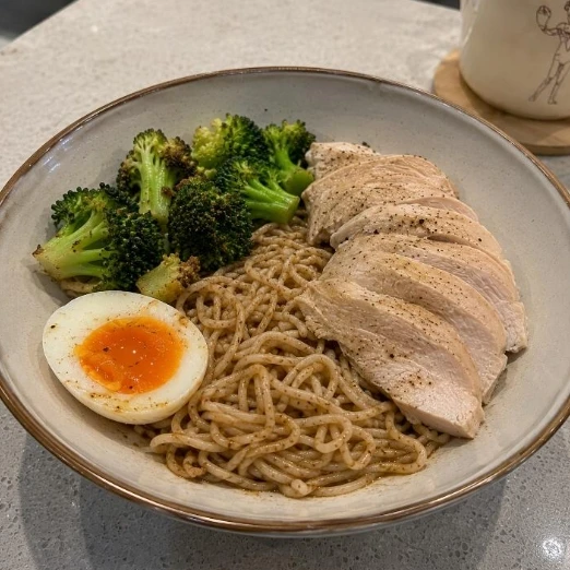 高蛋白麵仍含有碳水化合物與熱量，減脂期間可從麵量、蛋白質食物、蔬菜與調味一起評估。&nbsp;