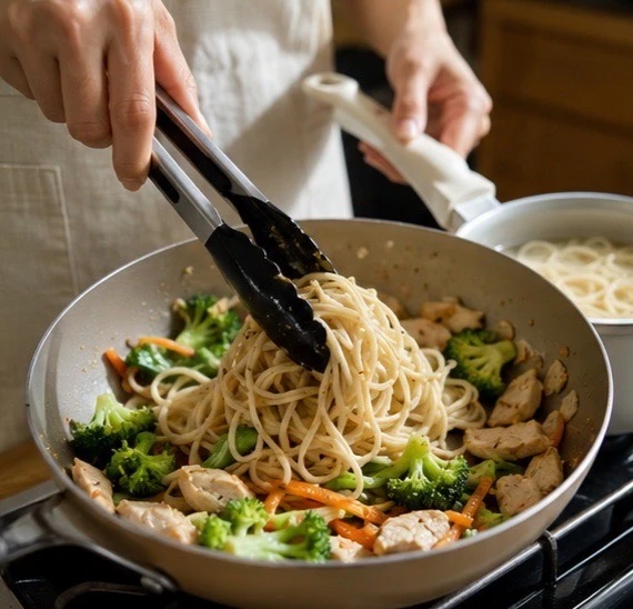 雞肉搭配花椰菜與胡蘿蔔拌炒麵條，簡單料理也能完成一份豐富的一人份麵食