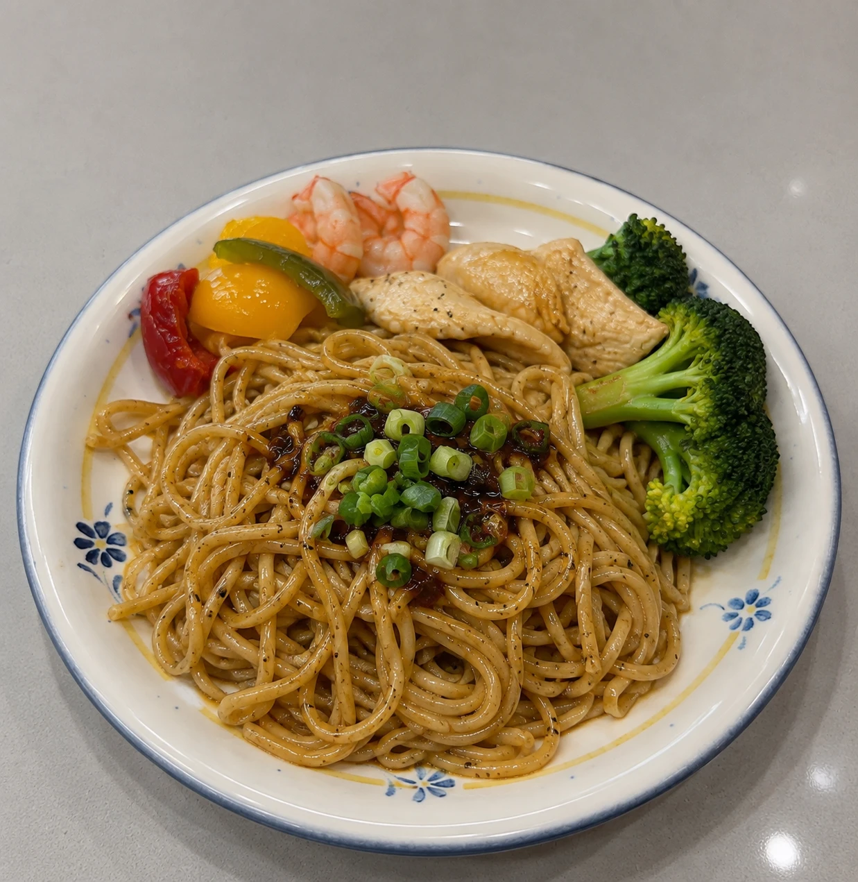 高蛋白麵仍含有碳水化合物與熱量，減脂期間可從麵量、蛋白質食物、蔬菜與調味一起評估。&nbsp;