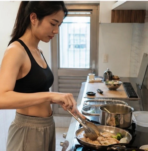 從煎雞肉、準備蔬菜到煮麵，在家也能用簡單食材完成一份快速麵食料理