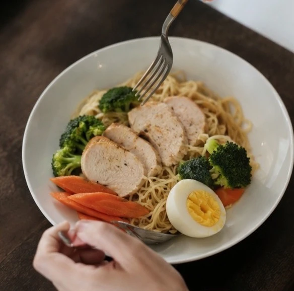 雞肉、蔬菜與麵條搭配水煮蛋，簡單組合成一份日常的一人份麵食