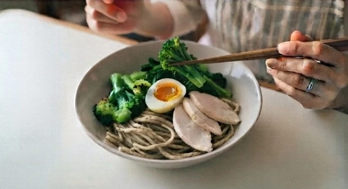 主食搭配蛋白質食物與不同種類蔬菜，讓熟齡餐點的食物來源更加多元。