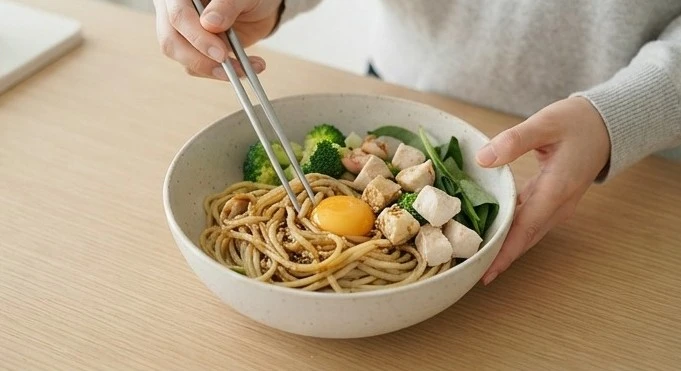 拌麵加入雞蛋、豆腐、雞肉或蔬菜，可以依不同飲食習慣調整成一份日常餐點。