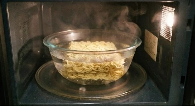 微波加熱途中將麵條輕輕撥散，可以減少麵條黏在一起，也方便確認熟度。