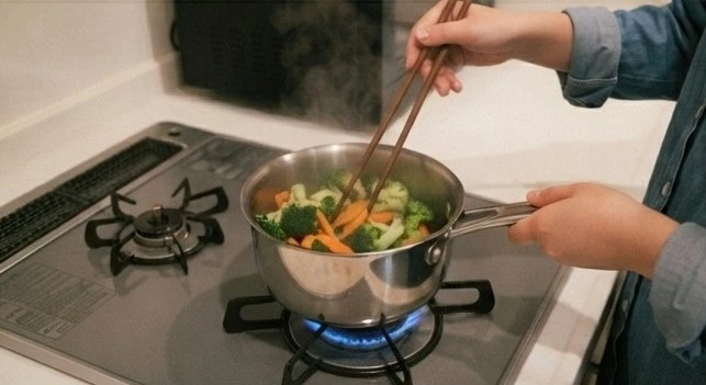 微波煮好的麵搭配雞蛋、豆腐或雞肉與蔬菜，可以增加一餐的食物種類。